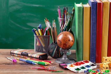 Okul malzemeleri için çalışma masasında bileşiminde