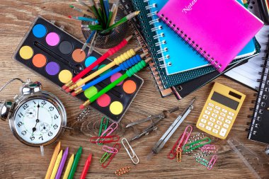 Okul malzemeleri için çalışma masasında bileşiminde