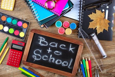 Okul malzemeleri için çalışma masasında bileşiminde