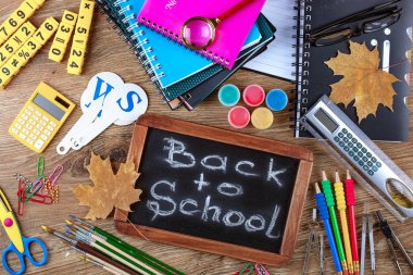 Okul malzemeleri için çalışma masasında bileşiminde