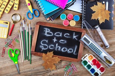 Okul malzemeleri için çalışma masasında bileşiminde