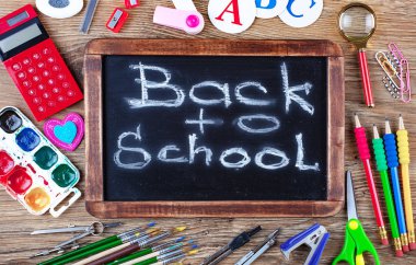 Okul malzemeleri için çalışma masasında bileşiminde