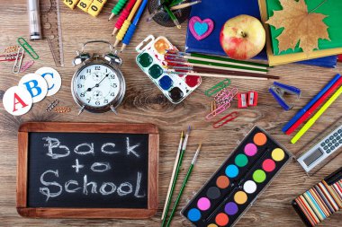 Okul malzemeleri için çalışma masasında bileşiminde