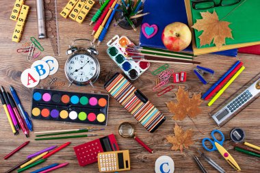 Okul malzemeleri için çalışma masasında bileşiminde