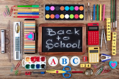 Okul malzemeleri için çalışma masasında bileşiminde