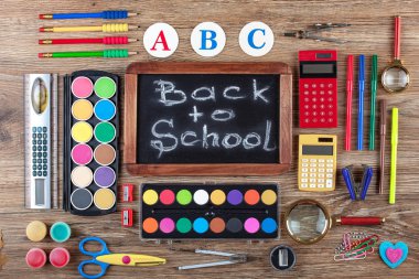 Okul malzemeleri için çalışma masasında bileşiminde