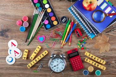 Okul malzemeleri için çalışma masasında bileşiminde