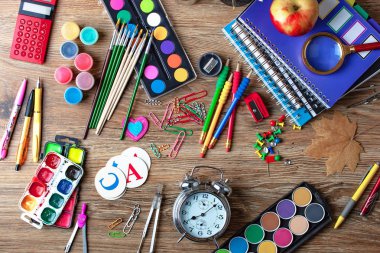 Okul malzemeleri için çalışma masasında bileşiminde