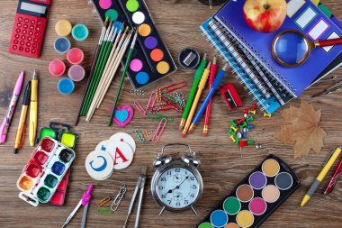 Okul malzemeleri için çalışma masasında bileşiminde