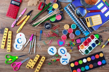 Okul malzemeleri için çalışma masasında bileşiminde