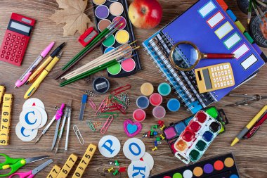 Okul malzemeleri için çalışma masasında bileşiminde