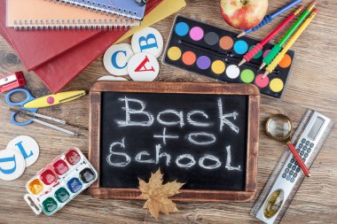 Okul malzemeleri için çalışma masasında bileşiminde