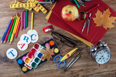 Okul malzemeleri için çalışma masasında bileşiminde