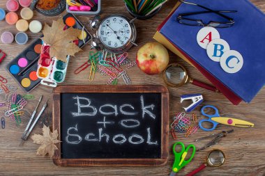 Okul malzemeleri için çalışma masasında bileşiminde