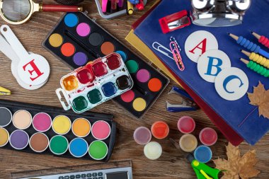 Okul malzemeleri için çalışma masasında bileşiminde