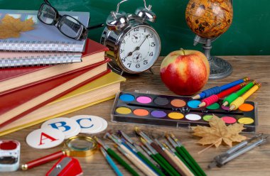 Okul malzemeleri için çalışma masasında bileşiminde