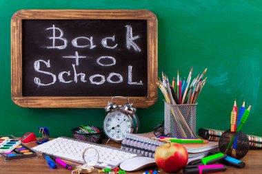 Okul malzemeleri için çalışma masasında bileşiminde