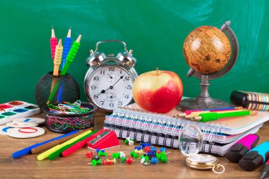 Okul malzemeleri için çalışma masasında bileşiminde