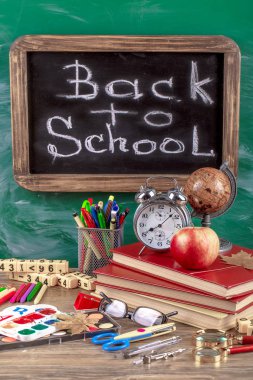 Okul malzemeleri için çalışma masasında bileşiminde