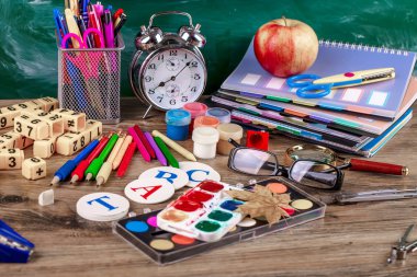 Okul malzemeleri için çalışma masasında bileşiminde
