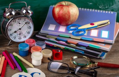 Okul malzemeleri için çalışma masasında bileşiminde