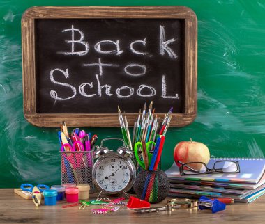 Okul malzemeleri için çalışma masasında bileşiminde