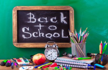 Okul malzemeleri için çalışma masasında bileşiminde