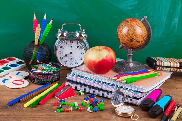 Okul malzemeleri için çalışma masasında bileşiminde