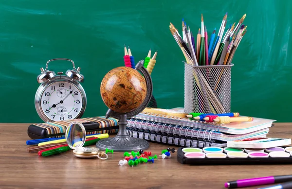 Okul malzemeleri için çalışma masasında bileşiminde