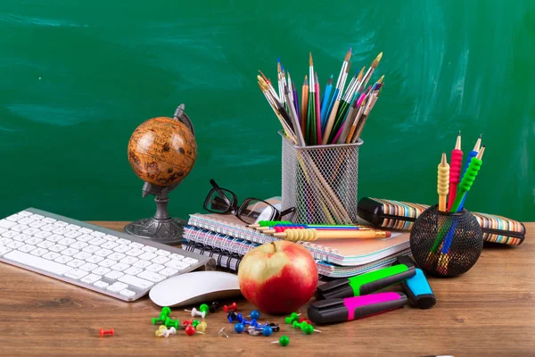 Okul malzemeleri için çalışma masasında bileşiminde