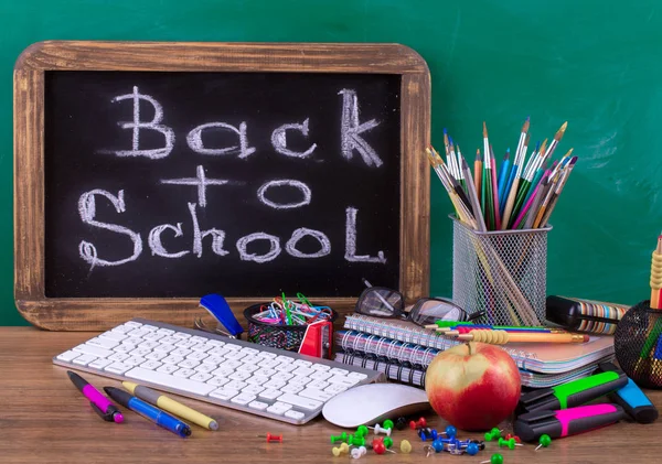 Okul malzemeleri için çalışma masasında bileşiminde