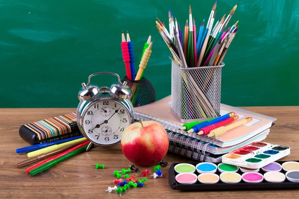 Okul malzemeleri için çalışma masasında bileşiminde