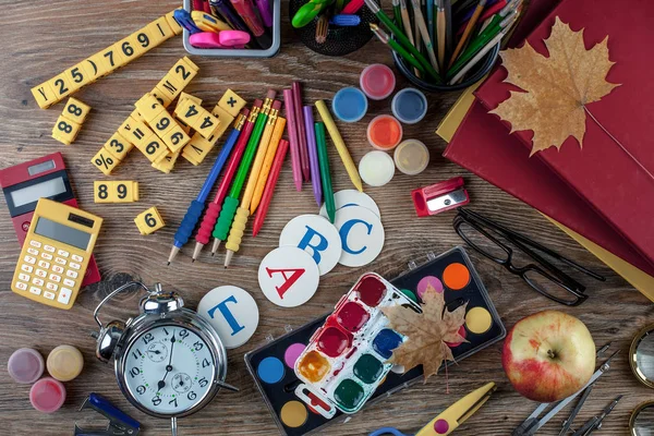 Okul malzemeleri için çalışma masasında bileşiminde