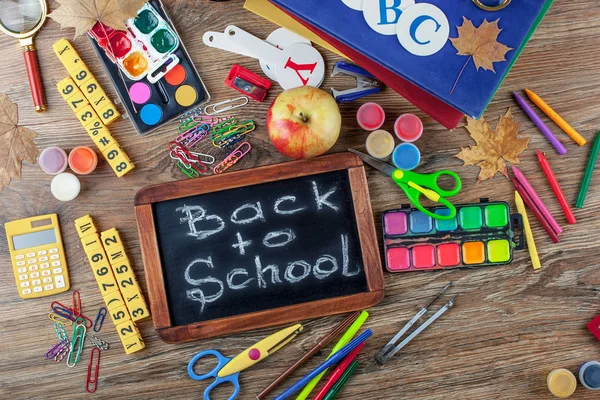 Okul malzemeleri için çalışma masasında bileşiminde