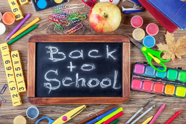 Okul malzemeleri için çalışma masasında bileşiminde