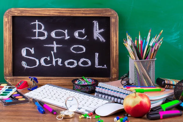 Okul malzemeleri için çalışma masasında bileşiminde