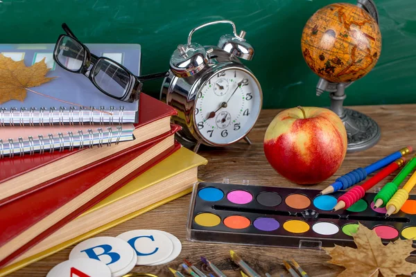 Okul malzemeleri için çalışma masasında bileşiminde