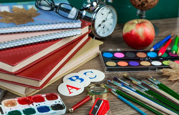 Okul malzemeleri için çalışma masasında bileşiminde