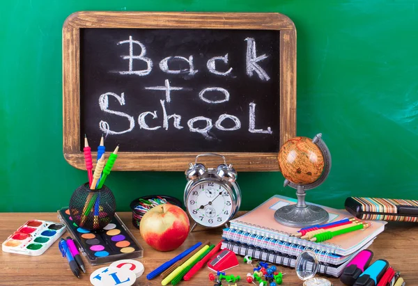 Okul malzemeleri için çalışma masasında bileşiminde