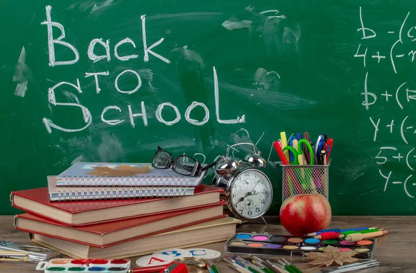 Okul malzemeleri için çalışma masasında bileşiminde