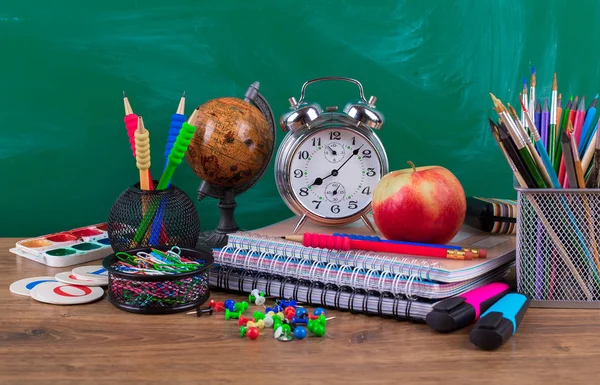 Okul malzemeleri için çalışma masasında bileşiminde