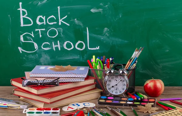 Okul malzemeleri için çalışma masasında bileşiminde