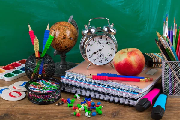 Okul malzemeleri için çalışma masasında bileşiminde