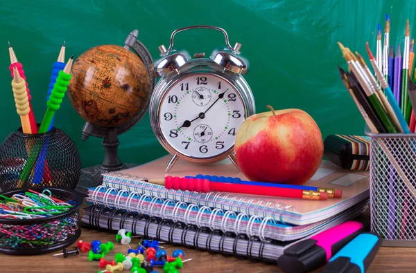 Okul malzemeleri için çalışma masasında bileşiminde