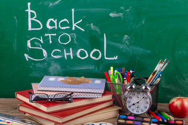 Okul malzemeleri için çalışma masasında bileşiminde