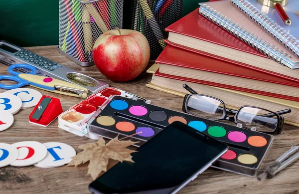 Okul malzemeleri için çalışma masasında bileşiminde