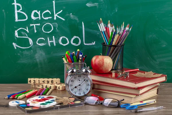 Okul malzemeleri için çalışma masasında bileşiminde