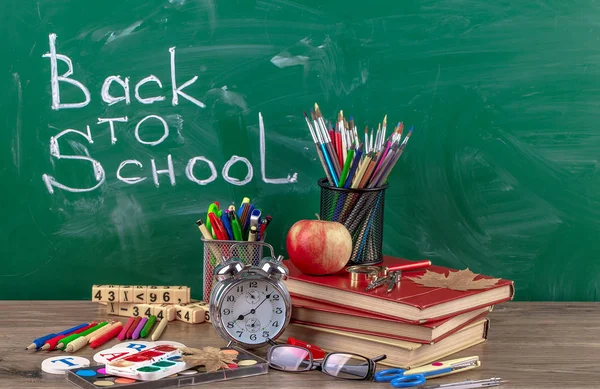 Okul malzemeleri için çalışma masasında bileşiminde