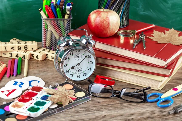 Okul malzemeleri için çalışma masasında bileşiminde