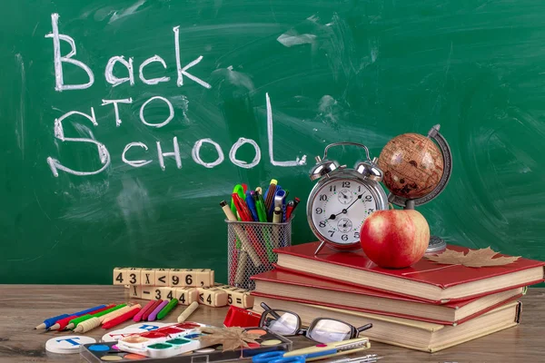 Okul malzemeleri için çalışma masasında bileşiminde